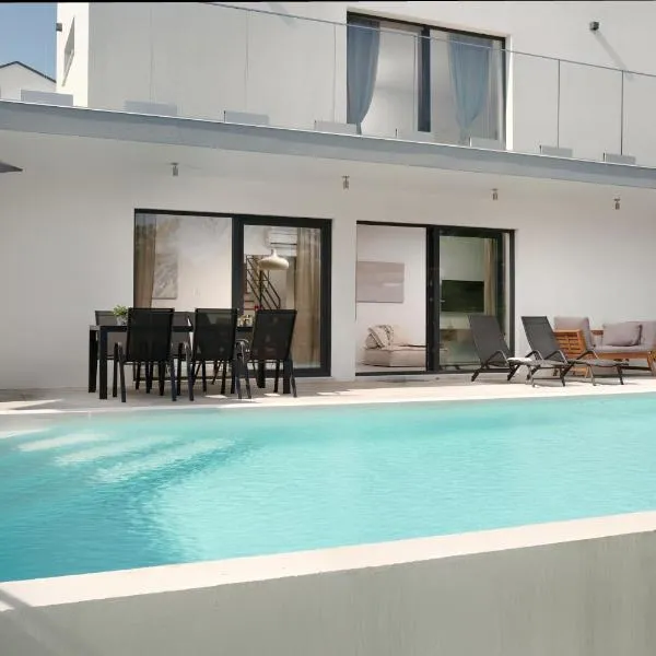 Infinity pool Villa San Amore, готель у місті Divšići