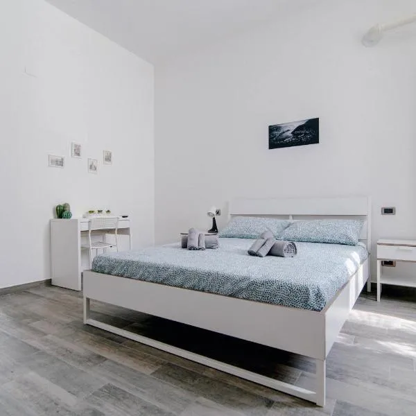 Downtown Rooms, hotel Comóban