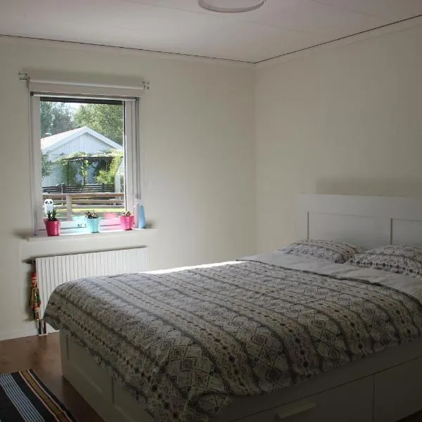 Private room for rent in a villa with garden view, hotel v destinaci Älmhult