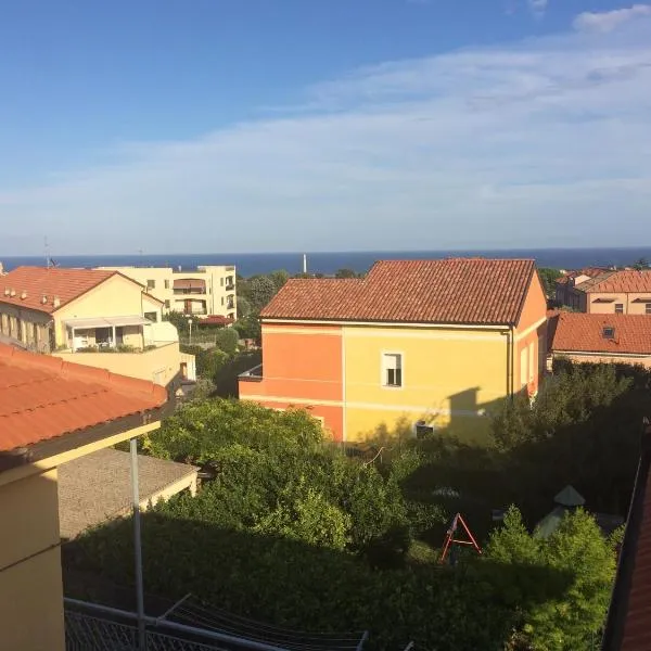 A Casa di Nonna Luciana - Trilocale con Giardino, hotel v destinaci Ceriale