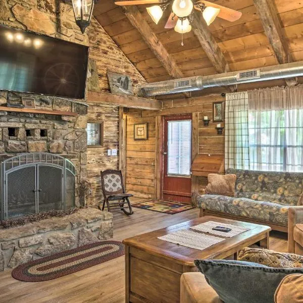 Picturesque Log Cabin Less Than 1 Mile to Table Rock Lake!, hotel a Shell Knob