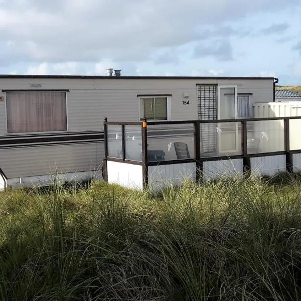 AMELAND-Nes-Duinoord: Stacaravan (chalet) + fietsen direct aan zee!, hotel v destinaci Nes