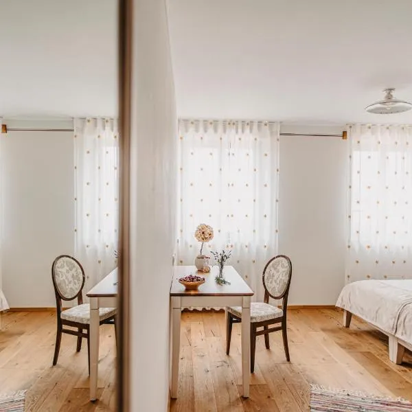 Casa Krasna Gourmet Boutique Hotel、Lokevのホテル