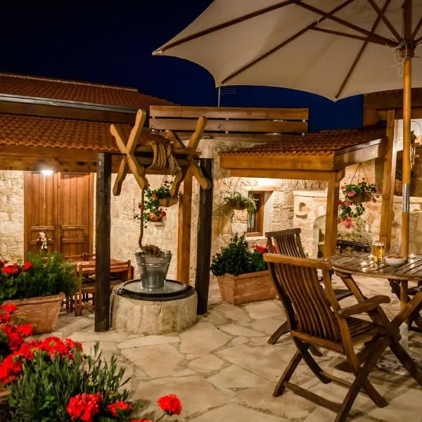 Xenios Cottages, hotel a Lofou