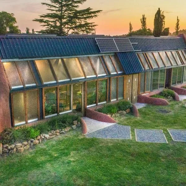 Caliu Earthship Ecolodge, hotel in Colonia del Sacramento