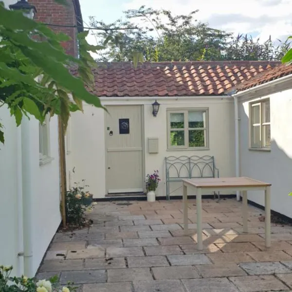 The Nest at Bramble Cottage Lacock, хотел в Лейкок