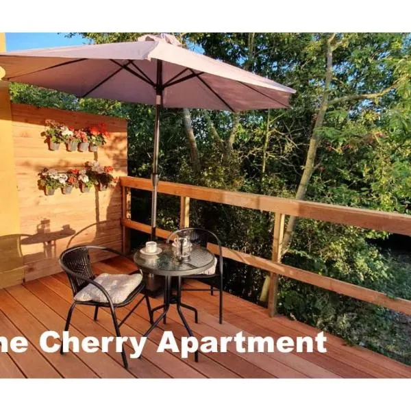 The Cherry Apartment - 'Den Gule Svane' Guest House near Rønne & Beach, hotel v destinaci Ronne