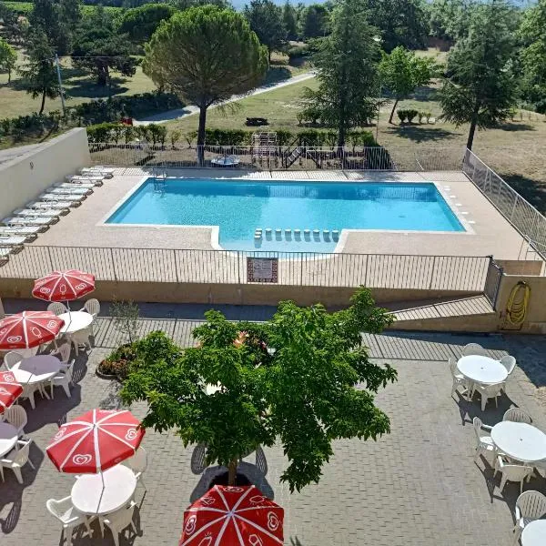 Camping la Rouviere les Pins, hotel v destinaci Vagnas