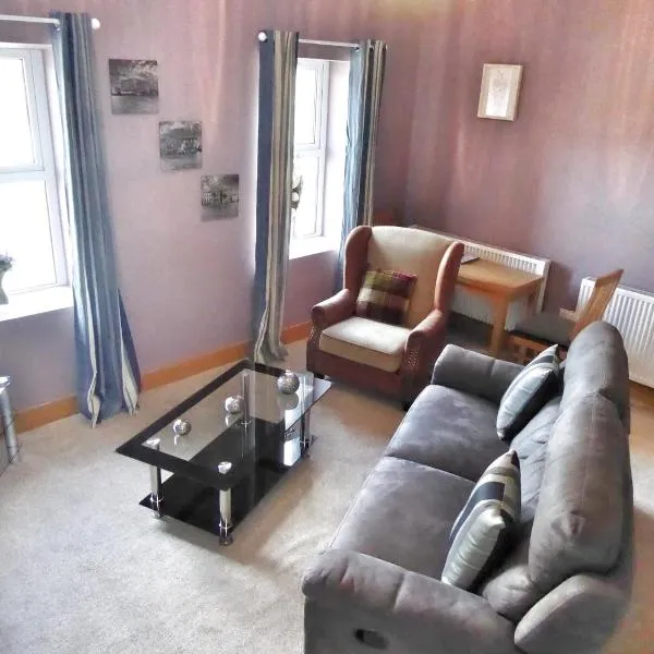 Gwynedd House Flat 2, hotel in Moelfre