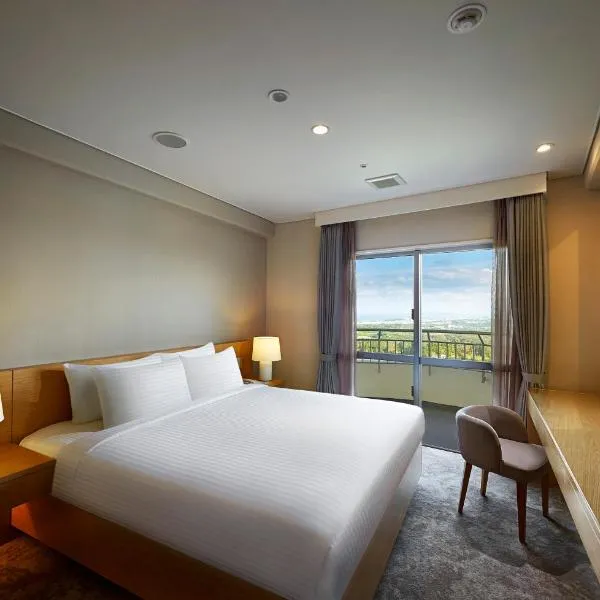 ANA Crowne Plaza Resort Okinawa Uruma Hills By IHG, hotel in Uruma