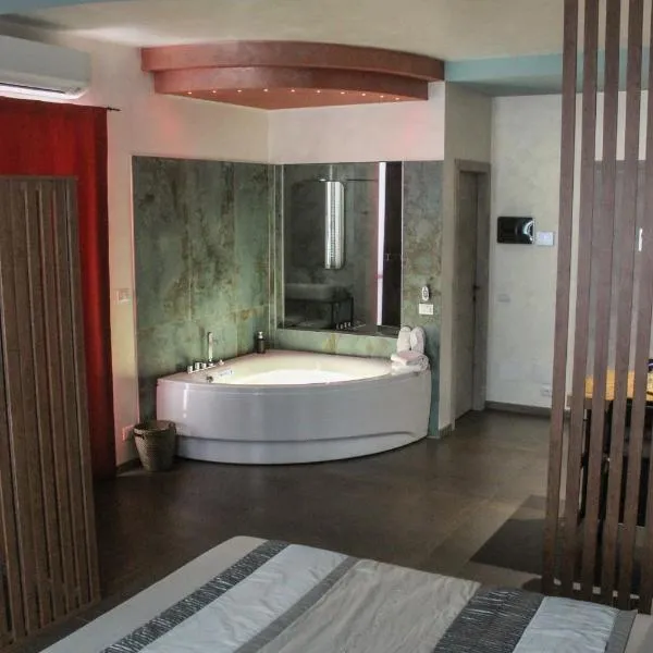 Garda Fantasy Apartment - JACUZZI, hotel in Desenzano del Garda