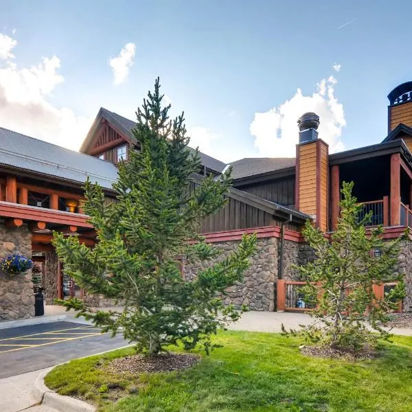 Ski-in/out condo with vaulted ceilings, hot tub, pool, gym & game room，布雷肯里奇的飯店