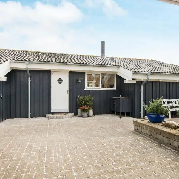 6 person holiday home in Ebeltoft, hotel v destinaci Ebeltoft