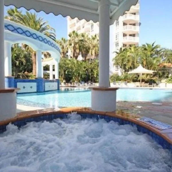 Charming Broadbeach unit - Soothing pool views, hotel v destinaci Gold Coast
