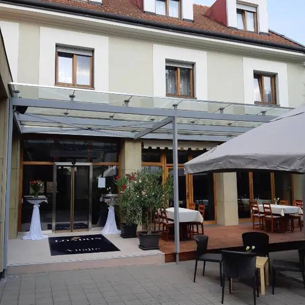 LONDON Boutique hotel & Restaurant, hótel í Trnava