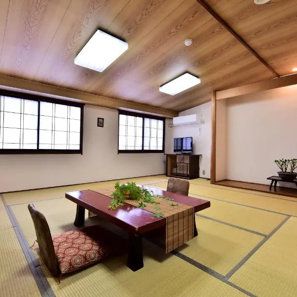 Takenoya Ryokan (Guest House Takenoya), hotell i Ōmachi