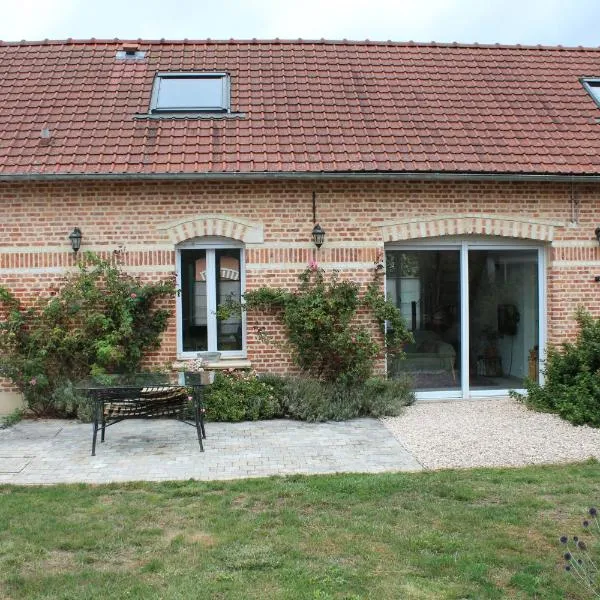 Jolie maison 2 chambres - jardin, hotel v destinaci Le Hamel