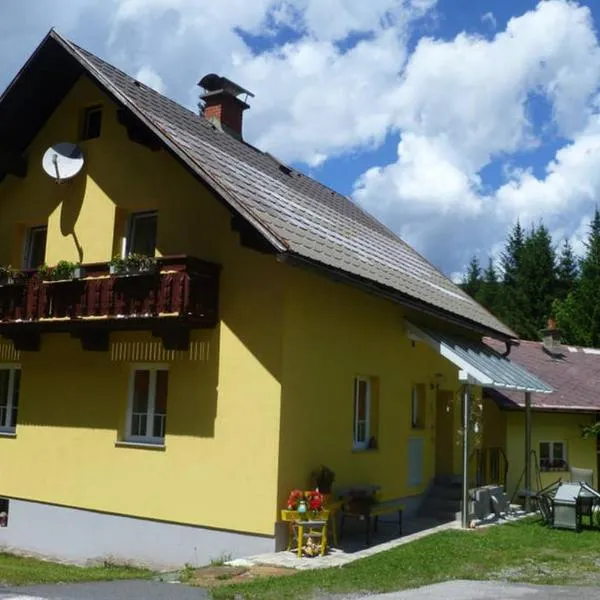 Gemütliches Ferienhaus am Waldrand, hotel in Tröpolach
