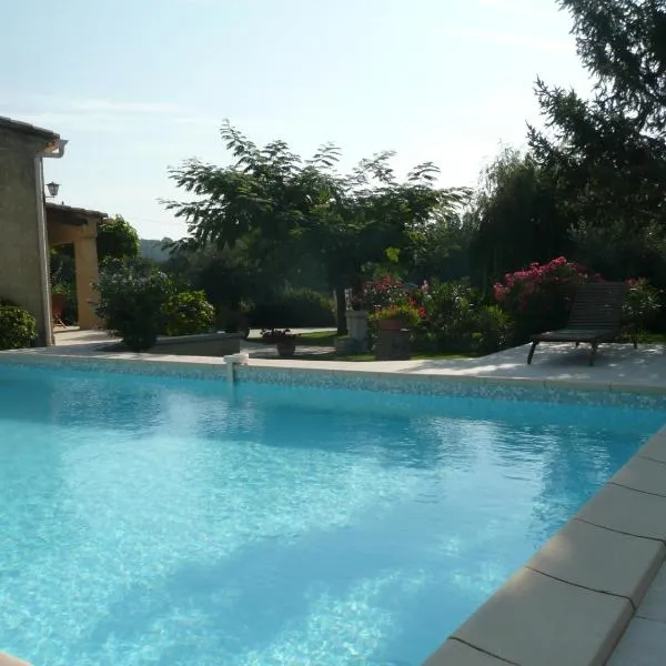CHAMBRES D'HÔTES CLIMATISÉES avec CUISINE d'ÉTÉ "VILLA GOUR du PEYROL", hotel em Buisson