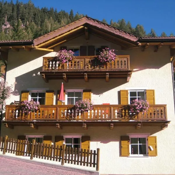 Chalet Decrestina, ξενοδοχείο σε Campitello di Fassa