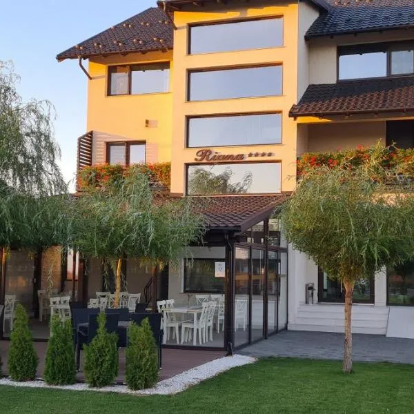 Riana, hotel di Adjud