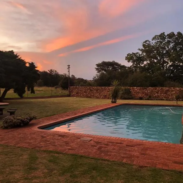At The Rocks Country Estate, hotel v destinaci Avondzon