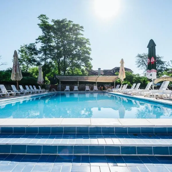 ATOS Srebrno jezero - Villa and Restaurant, hotel di Veliko Gradište