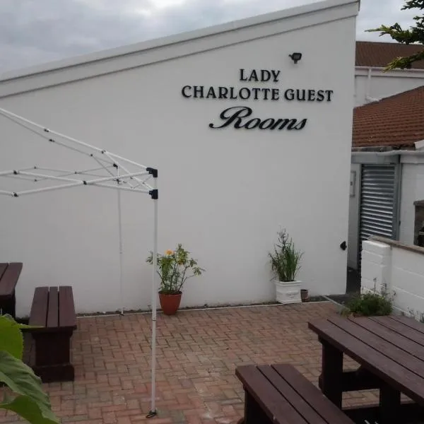 Lady Charlotte Guest rooms triple rooms、Tredegarのホテル