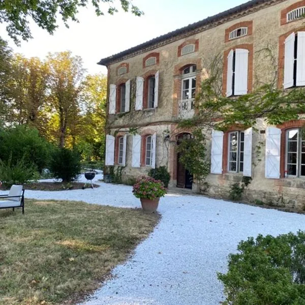 Les Terrisses - Chambres d'hôtes avec piscine, hotelli kohteessa Garrevaques