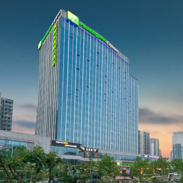 Holiday Inn Express Jinan High-Tech Zone, an IHG Hotel، فندق في جينان