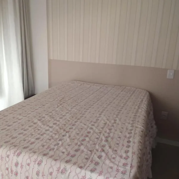 Suíte 1 com cama de casal,em apartamento compartilhado ar condicionado, tv, e Wi-fi -frigobar, hotel in Itapema