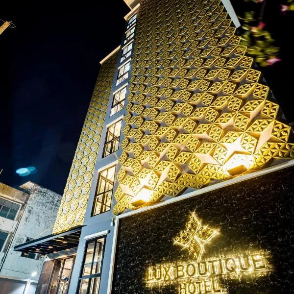 Lux Boutique Hotel, hotelli kohteessa Ban Bang Muang