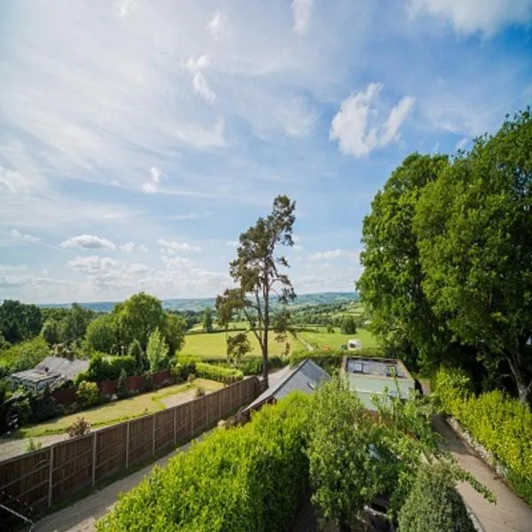 Cosy Snug with shower ensuite - It has beautiful countryside views - Only 3 miles from Lyme Regis, Charmouth and River Cottage - It has a private balcony and a real open fireplace - Comes with free private parking, hotell i Axminster