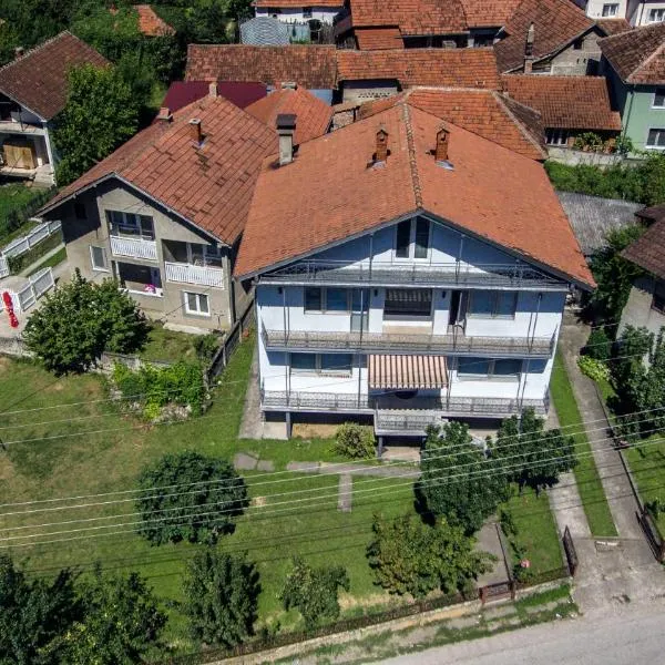 Kuća za odmor ŽIVKOVIĆ - STRMOSTEN, hotel in Stenjevac