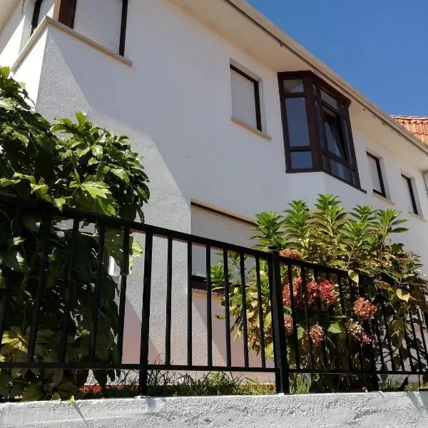 Casa Airiños do monte, hotel u gradu Kangas de Moraso