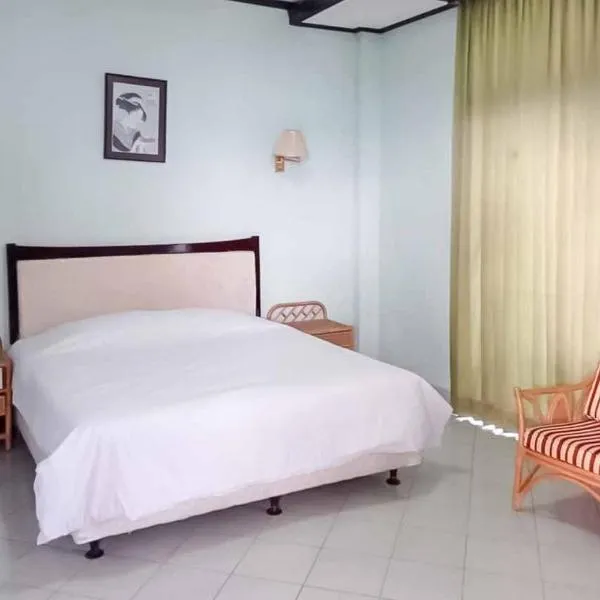 RedDoorz Plus near Tugu Mercusuar Anyer, ξενοδοχείο σε Pasauran