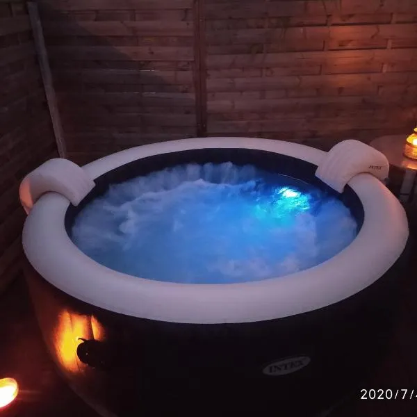 Maison au Calme Climatisée avec spa de mai à fin septembre, hôtel à Royan