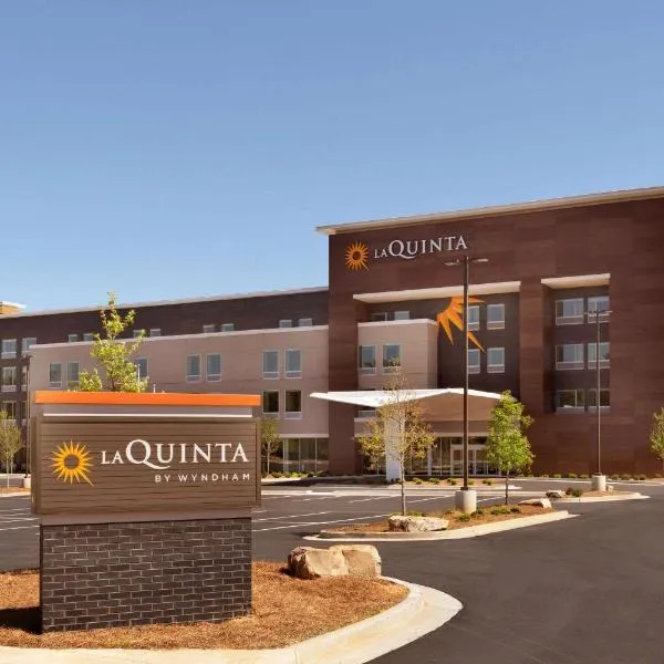 La Quinta Inn & Suites by Wyndham Braselton: Flowery Branch şehrinde bir otel