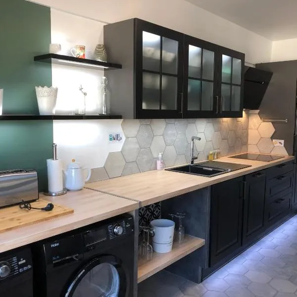 BedinReims luxe wonderful calm in city center, ideal for 2 adults and 3 children free parking, hotel i Reims