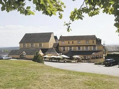 Logis Hôtel de la Tour, hotel v destinaci Masseret