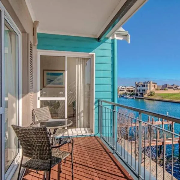 Waters Edge Apartment with Jetty, hotel in Mandurah