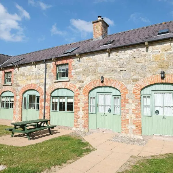 Belle Isle Castle and Cottages, hotel in Derrylin