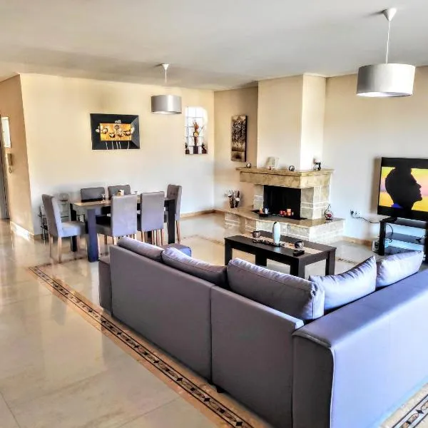 Penthouse in center of sparta, hotel em Sparti