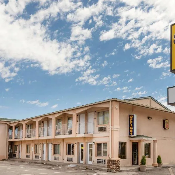 Super 8 by Wyndham Evanston, hotel v destinaci Evanston