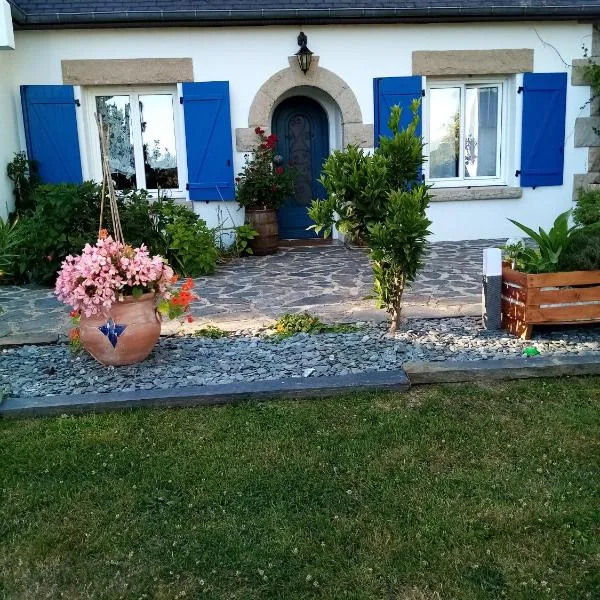 maison aux volets bleus – hotel w mieście Quévert