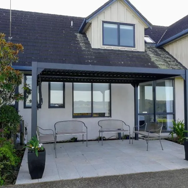 Kakariki Rooms, Kotare House, hotel en Whangateau