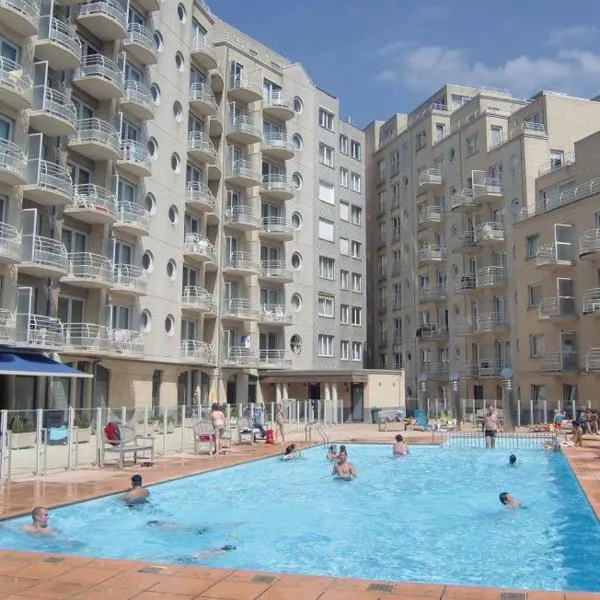 Studio zwembad met frontaal zeezicht, hotel din Oostende