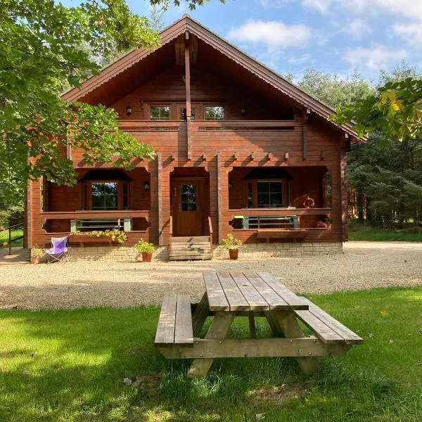 Riverside log cabin, hotel in Glen