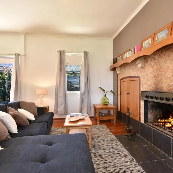 Somerville Wine Cottage Hideaway 3-Bedroom Cottage Near Broke Wineries, hotel v destinaci Broke