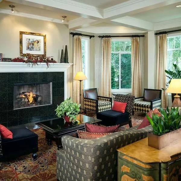 Plaza Inn & Suites at Ashland Creek, hotel in Ashland